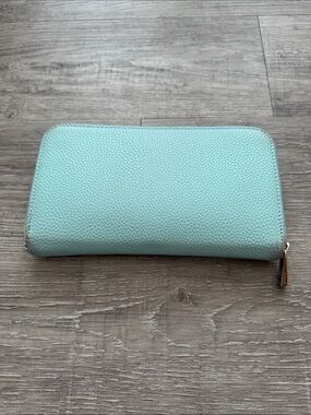 Thirty-one Jewell zip around pebbled turqouise wallet in used condition